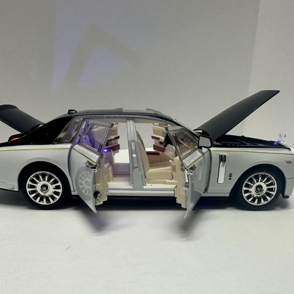 1:24 Rolls-Royce Phantom Metal Diecast BLACK WHITE WITH LEDS Roll-Back - Picture 12 of 14